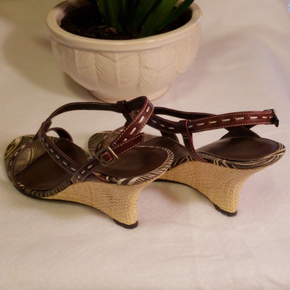 Nine & Company Strappy Sandals - 8 1/2 M - Picture 2 of 3